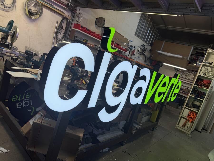 Lettres LED en cours de fabrication à l'atelier