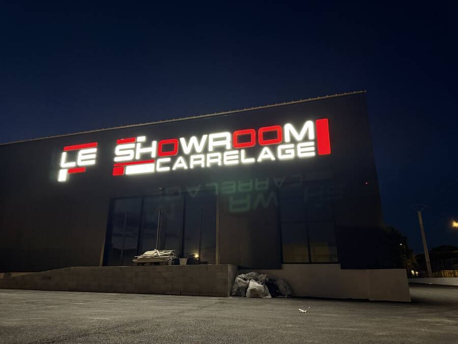 Enseigne façade Le Showroom Carrelage de nuit
