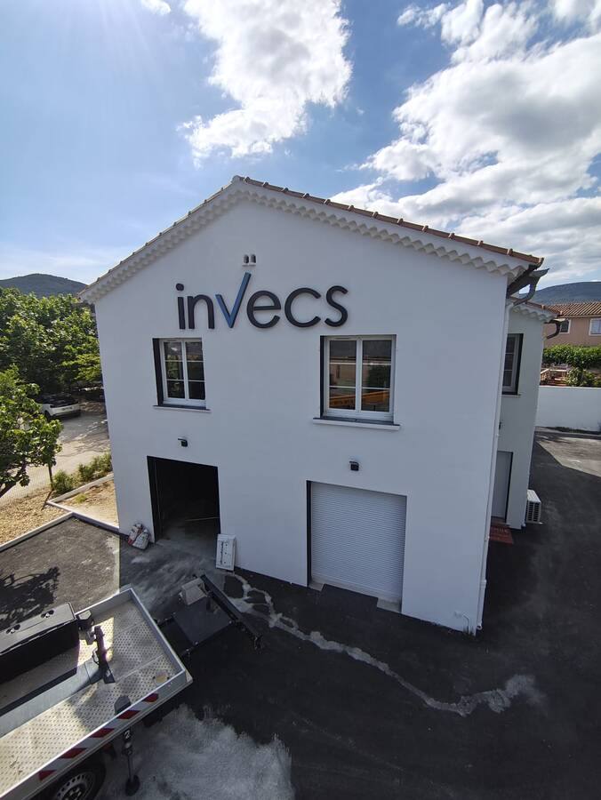 Lettres découpées Invecs en façade