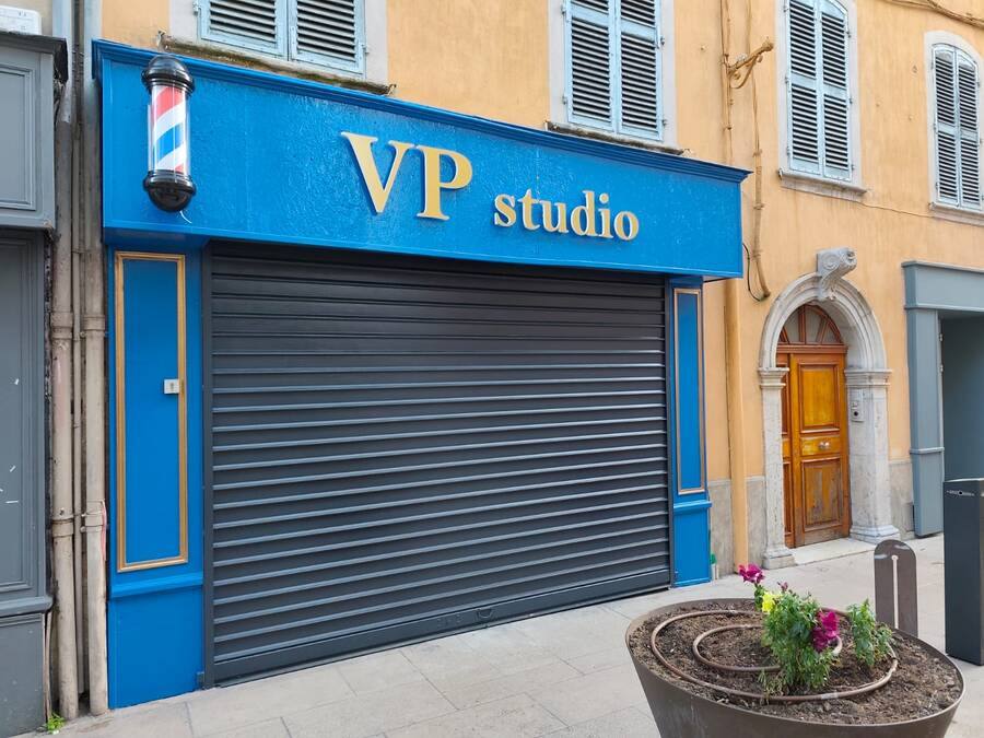 Devanture bleue VP Studio avec lettrage doré