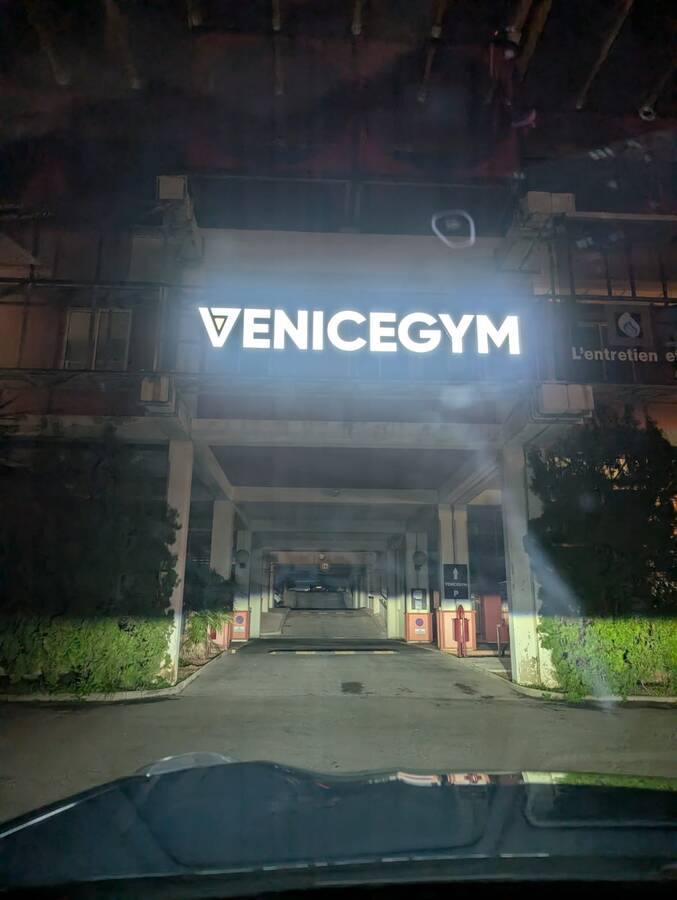 Enseigne lumineuse VeniceGym de nuit