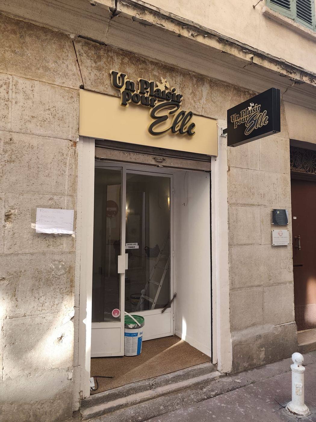 Enseigne de façade boutique en centre-ville