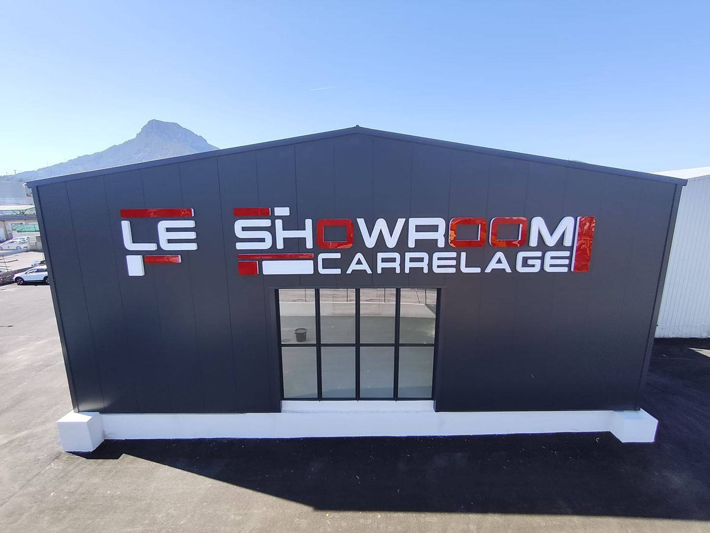 Lettres lumineuses Le Showroom Carrelage, vue d'ensemble