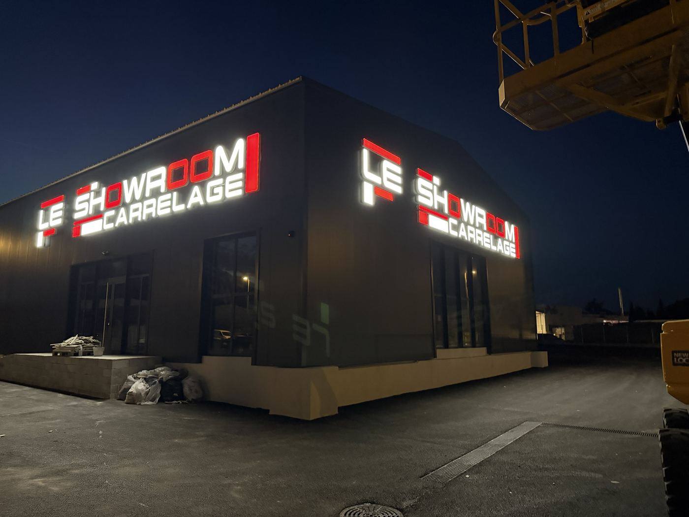 Enseigne Le Showroom Carrelage éclairée de nuit