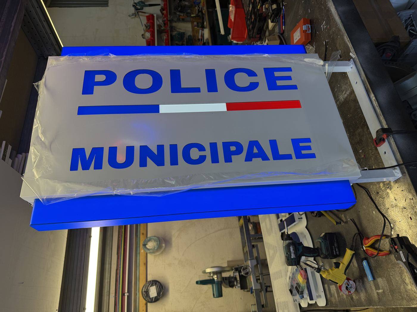 Caisson lumineux Police Municipale en cours de fabrication à l'atelier