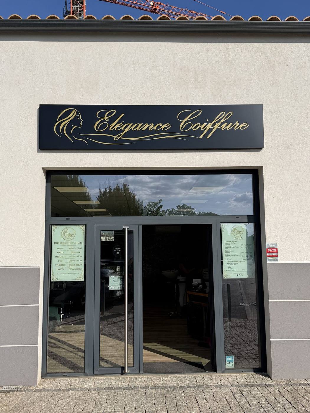 Enseigne Élégance Coiffure, lettrage doré sur fond noir