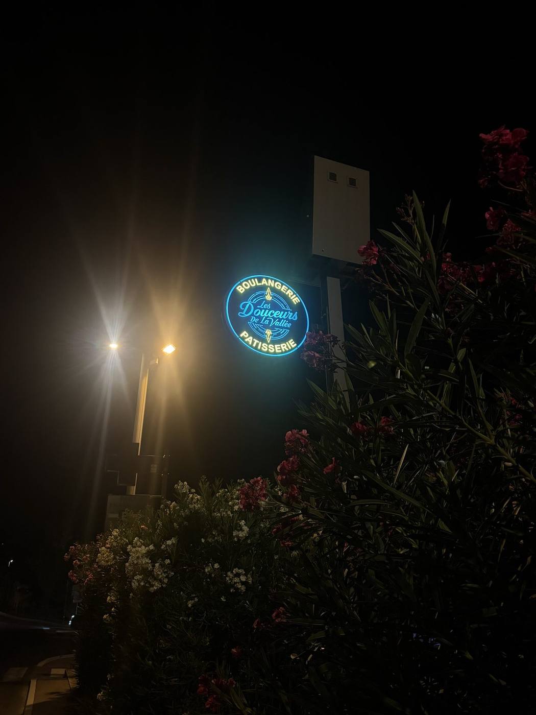 Enseigne lumineuse ronde Les Douceurs de la Vallée de nuit