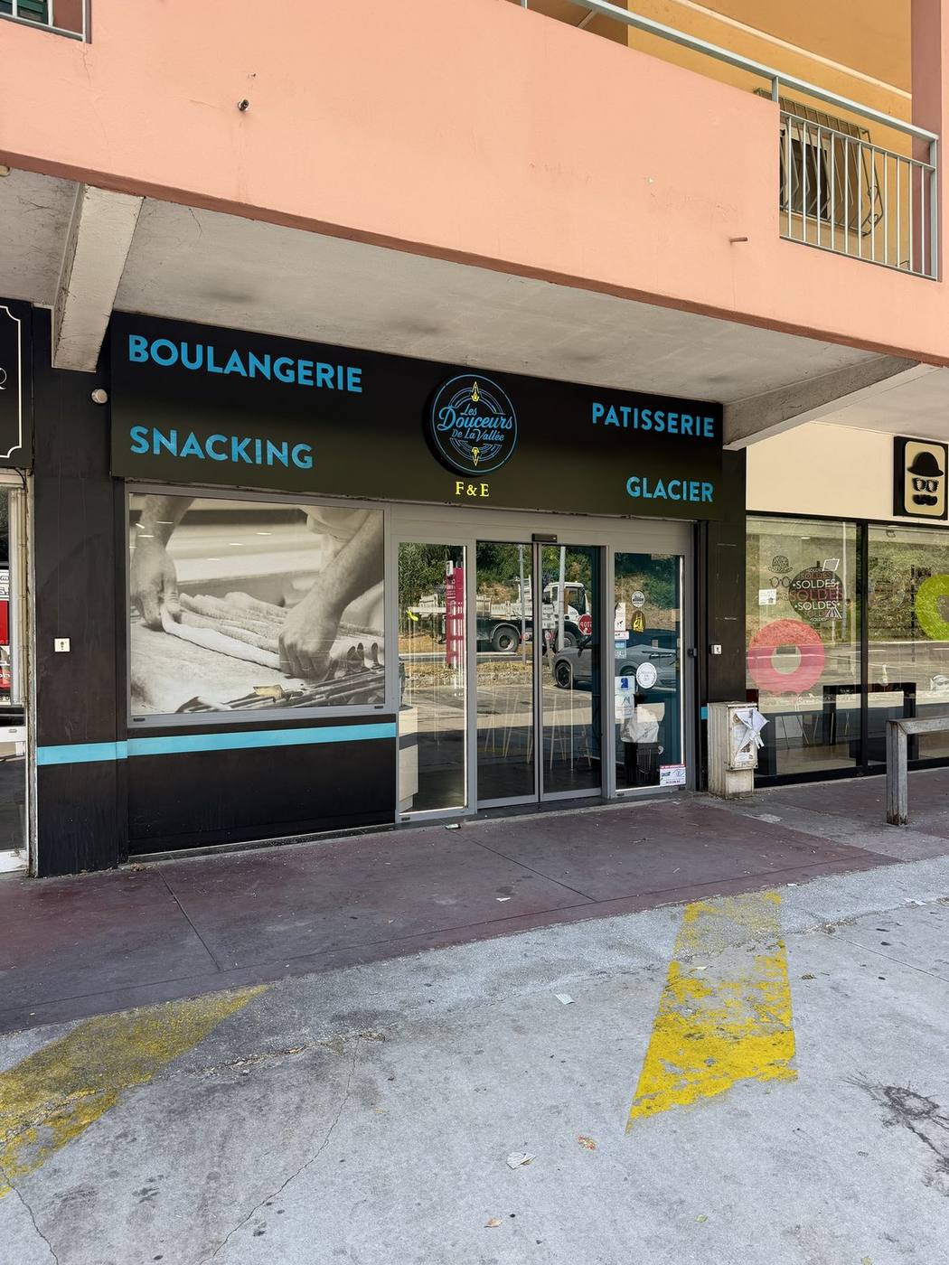 Bandeau de façade Les Douceurs de la Vallée : boulangerie, pâtisserie, snacking, glacier