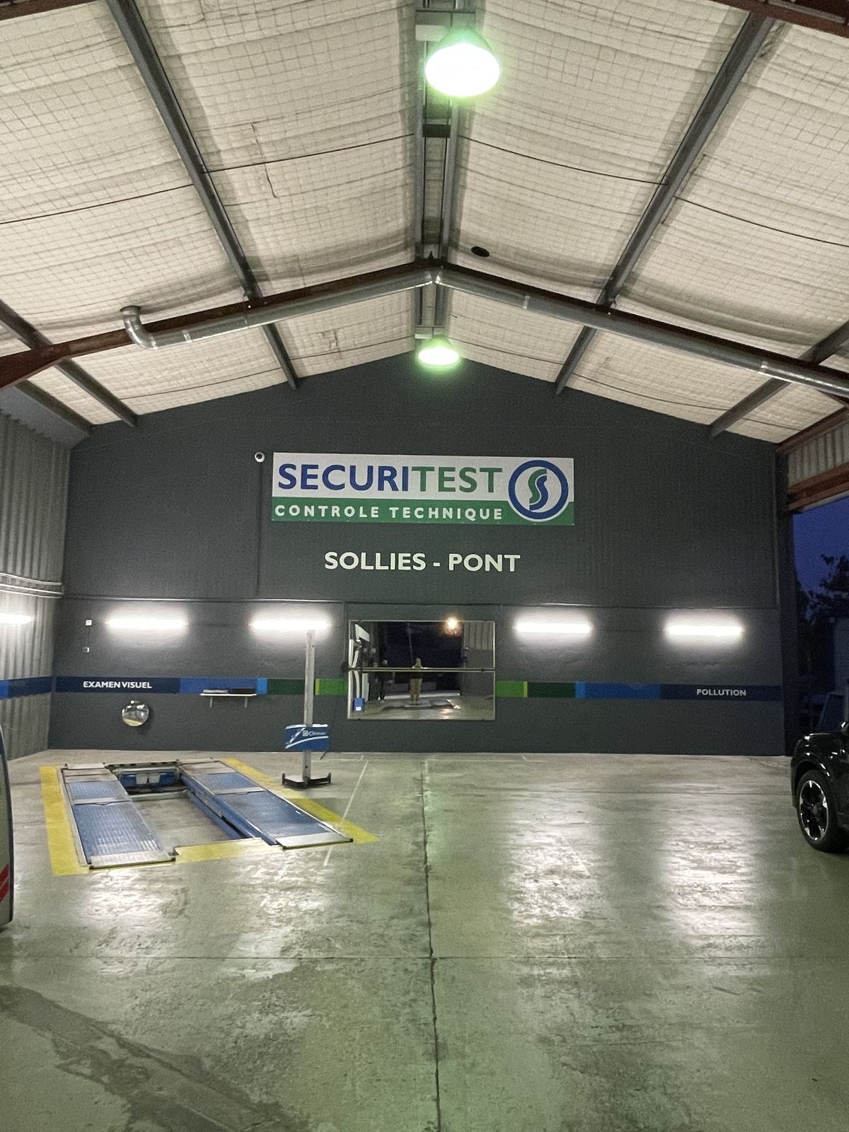 Panneau Securitest et lettrage Solliès-Pont dans l'atelier de contrôle technique
